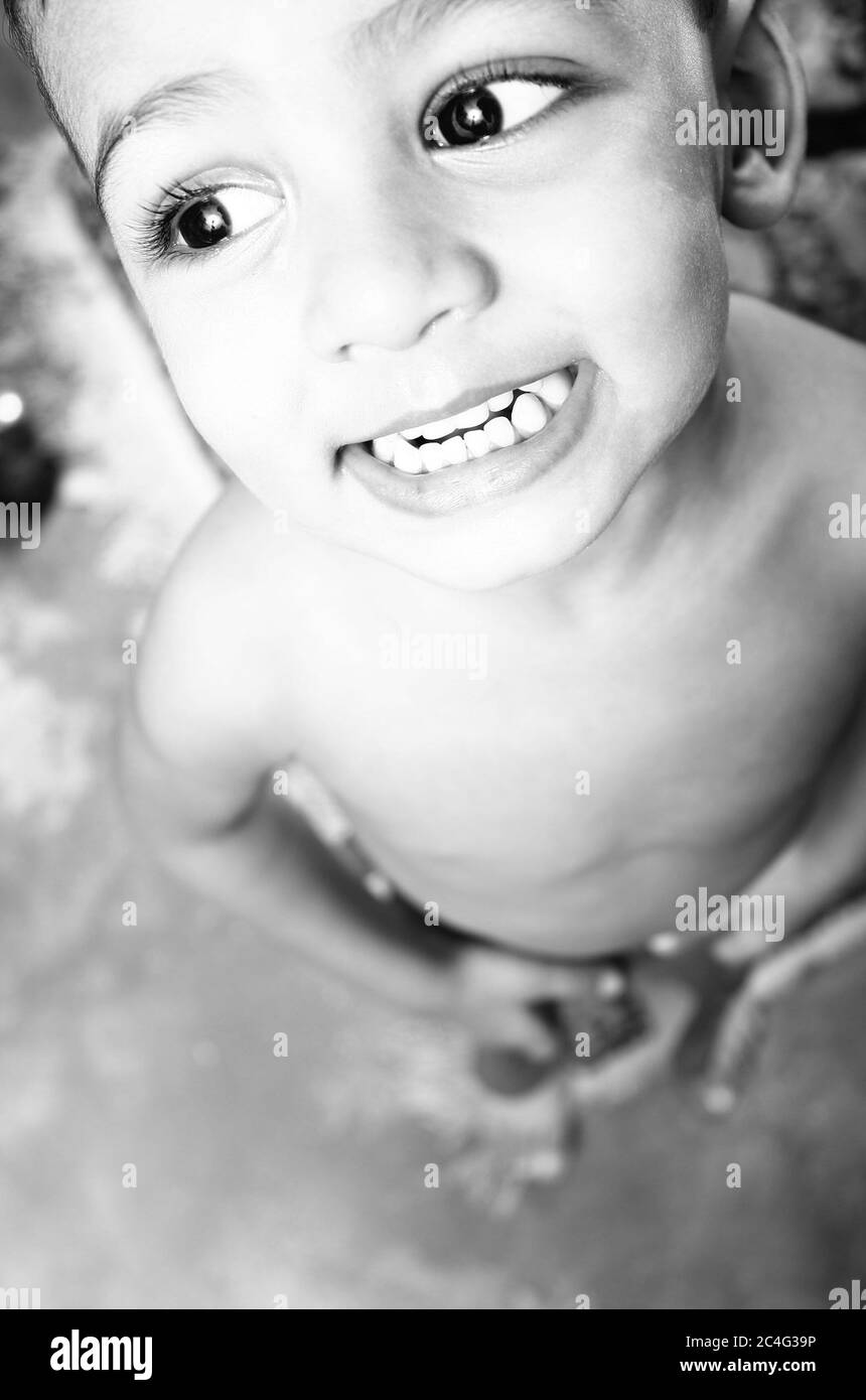 Pequeño retrato del niño del sur de asia sonriendo y mirando a la cámara Foto de stock