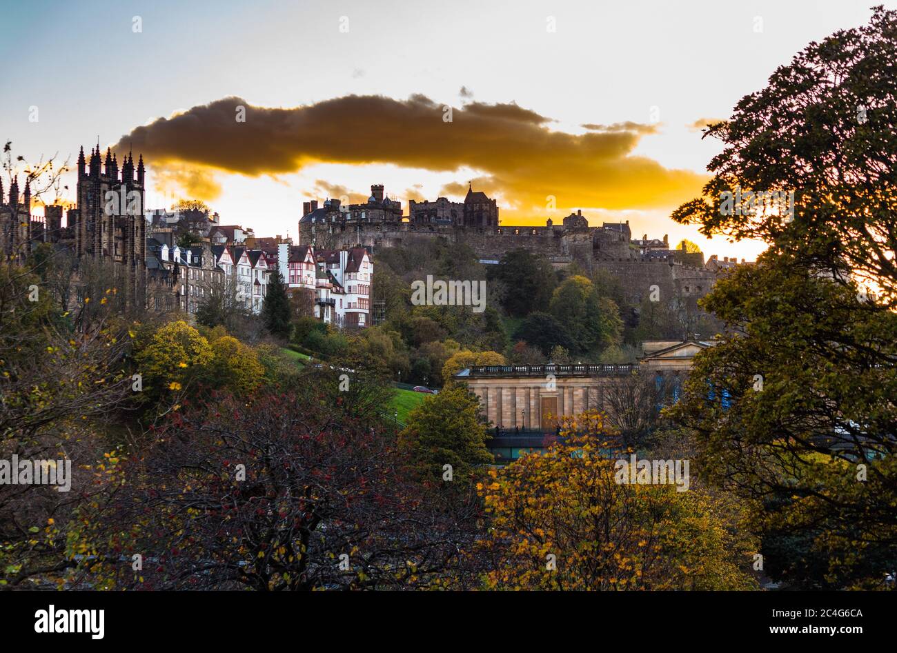 Castillo de Edimburgo, Galería Nacional de Escocia y Ciudad Vieja de Edimburgo, desde el puente Waverley, Edimburgo, Escocia, Reino Unido. Foto de stock