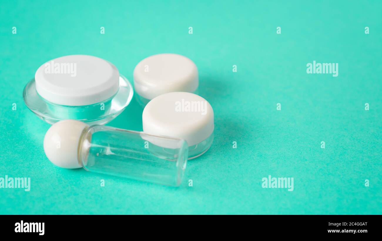 cosas esenciales para llevar. kit de viaje esencial. kit de aseo. pequeños  contenedores cosméticos para viajar Fotografía de stock - Alamy
