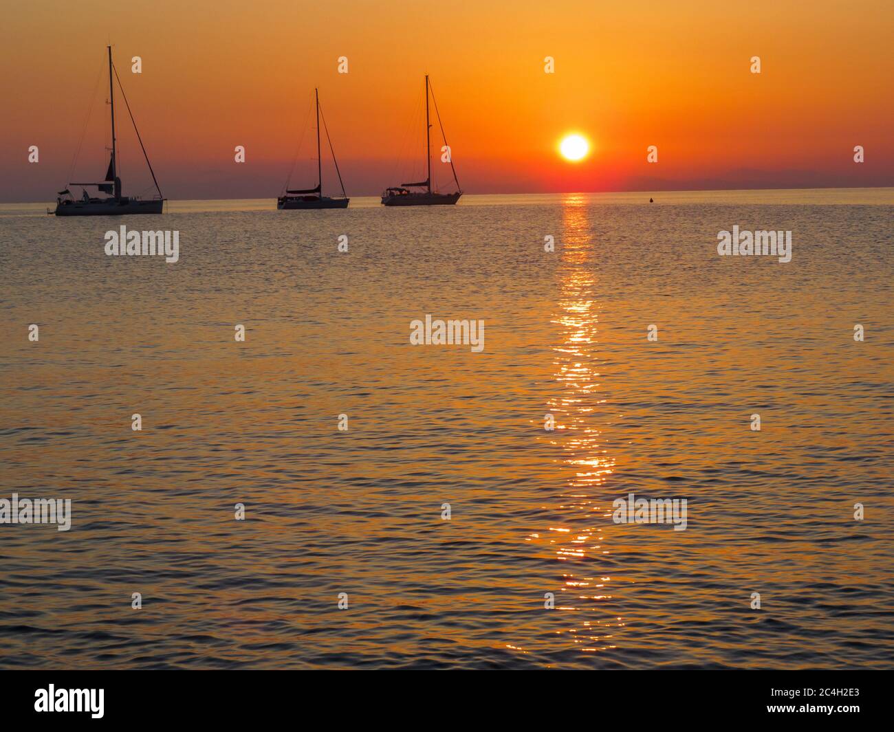 Schiffe im Sonnenaufgang Foto de stock