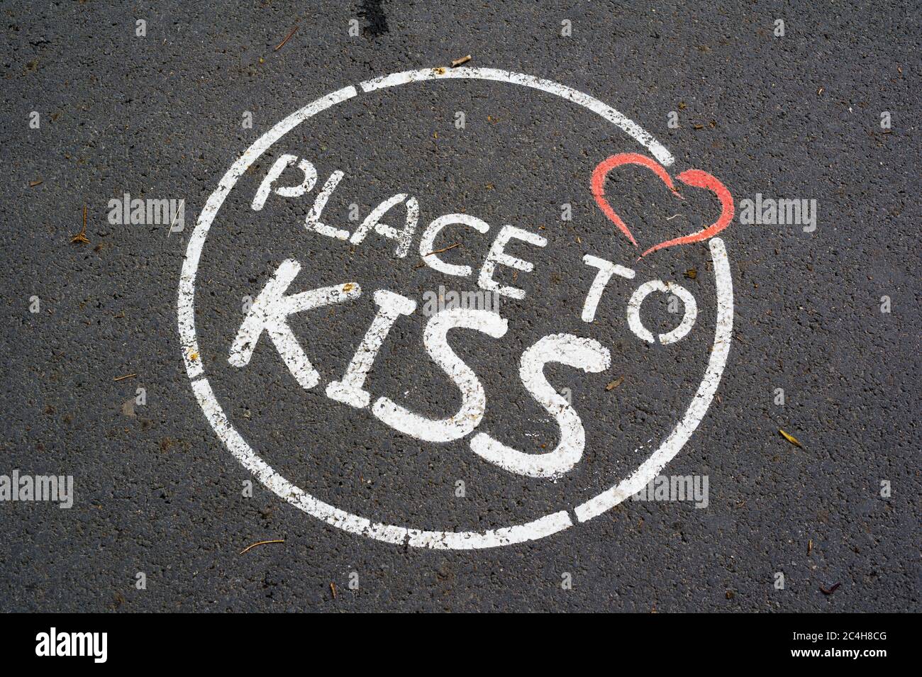 Opava, República Checa - 11 de agosto de 2016: Círculo, corazón rojo y lugar de texto a Kiss pintado en el pavimento. Un atractivo romántico para mostrar sentimientos íntimos Foto de stock
