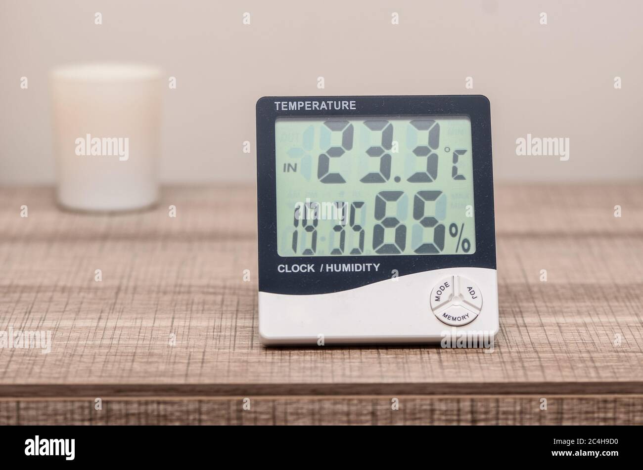 Sensor digital de temperatura y humedad para habitaciones de bebés. Foto de stock