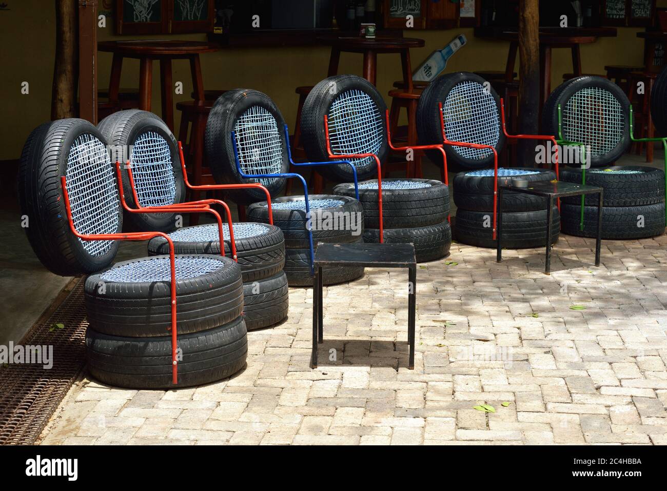 OMBIKA, NAMIBIA - FED 3, 2016: Sillas hechas de neumáticos usados para  automóviles. Un ejemplo de un diseño no estándar a partir de materiales  reciclados Fotografía de stock - Alamy
