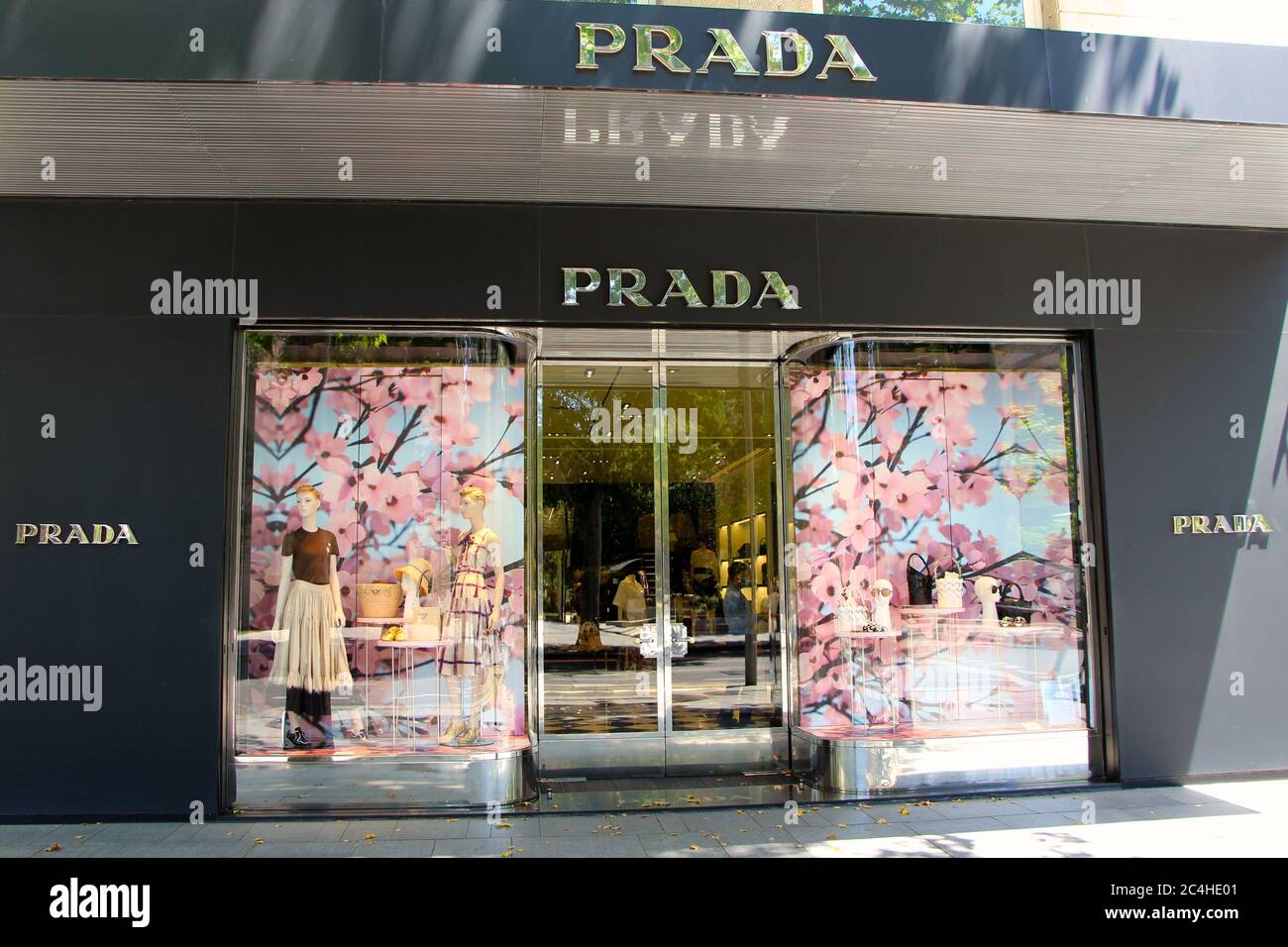 Tienda Prada en la calle Serrano Madrid España Fotografía de stock - Alamy
