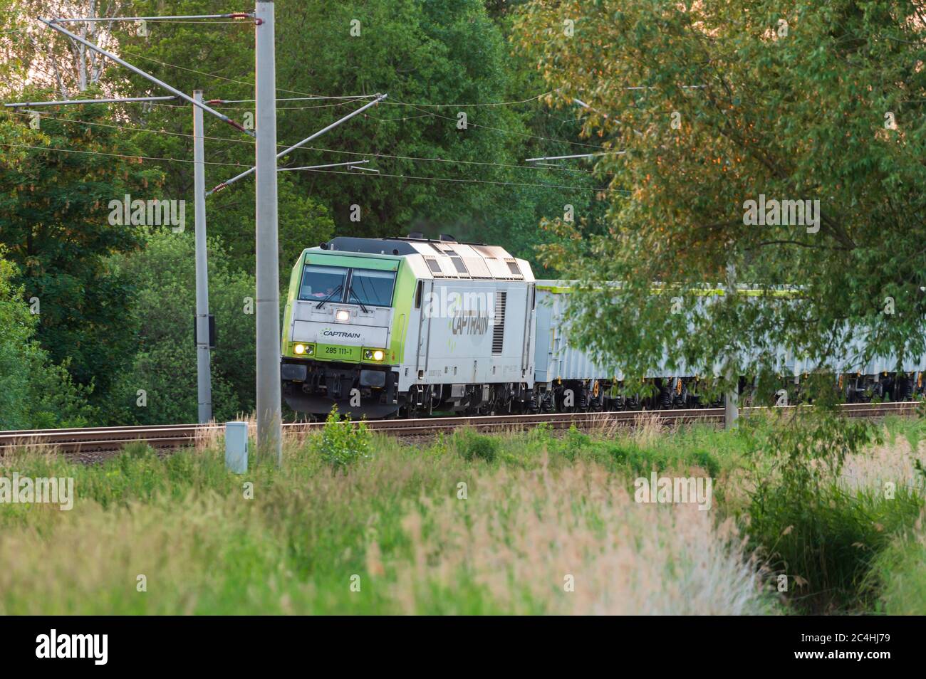 Alemania , Krimnitz , 15.06.2020 , un tren de carga con una locomotora diesel de Captrain Foto de stock