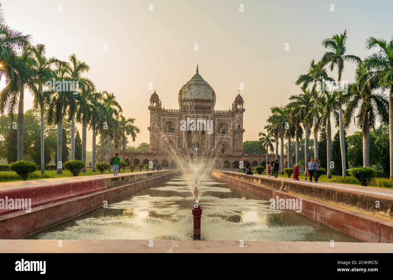 Delhi, India; Feb, 2020 fuentes frente a la Tumba de Safdarjung