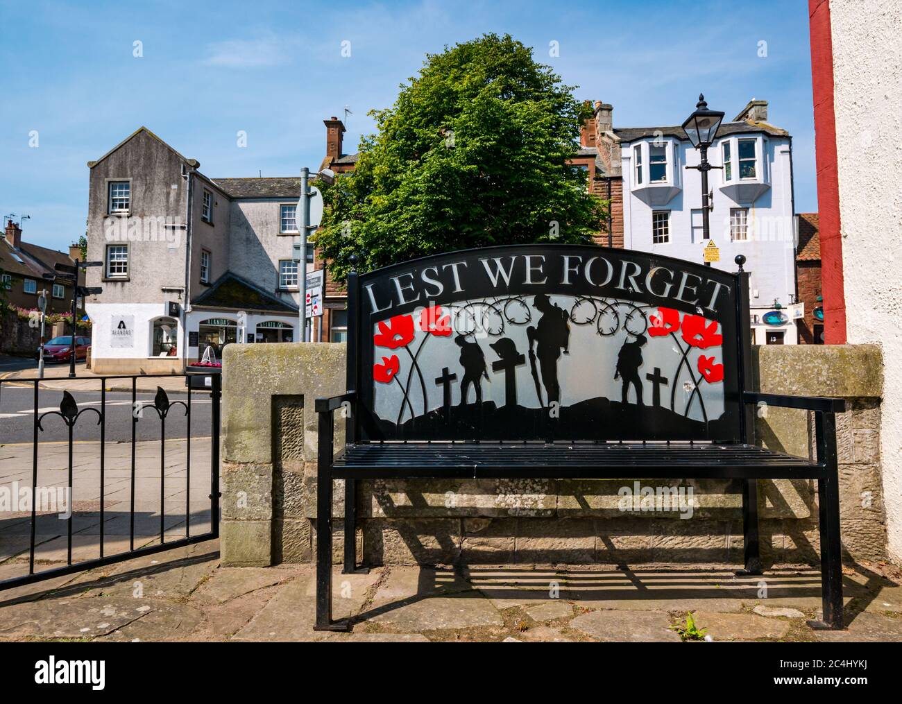 Para no olvidar el banco conmemorativo en el jardín conmemorativo de la guerra en el día soleado, Berwick del Norte, Lothian del este, Escocia, Reino Unido Foto de stock