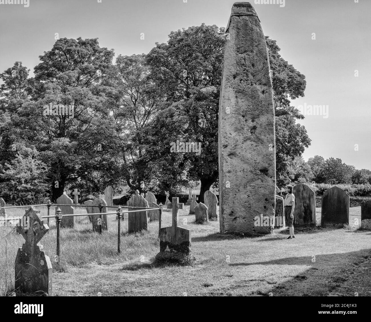 Admirando la piedra monolítica más alta (25 pies) en el Reino Unido, la Iglesia de todos los Santos, Rudston, East Yorkshire Foto de stock