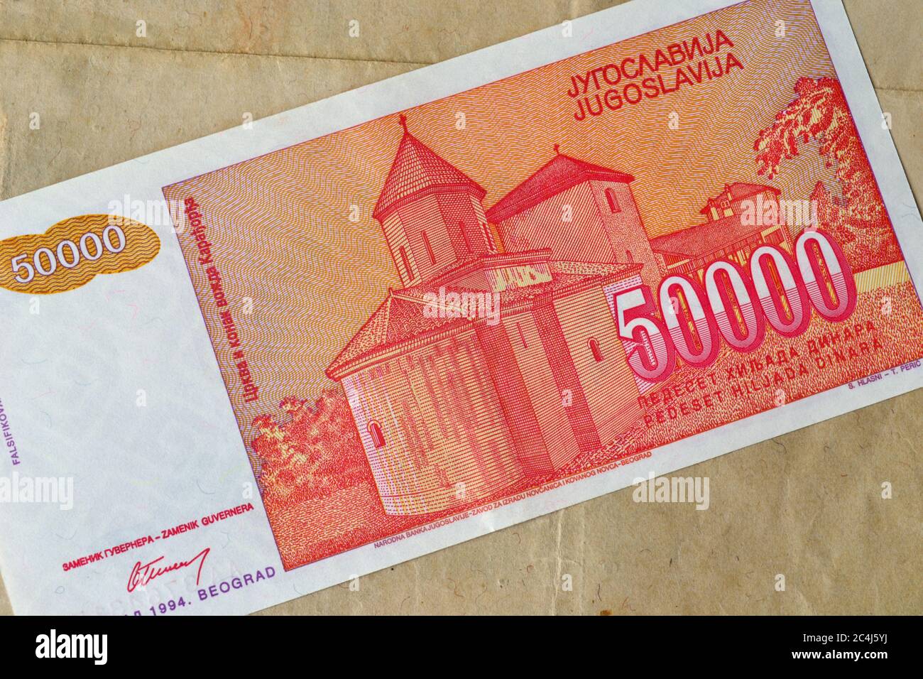 Reverso de 50.000 dinares de billetes de papel emitidos por Yugoslavia que  muestra la Iglesia de Karadjordje Fotografía de stock - Alamy