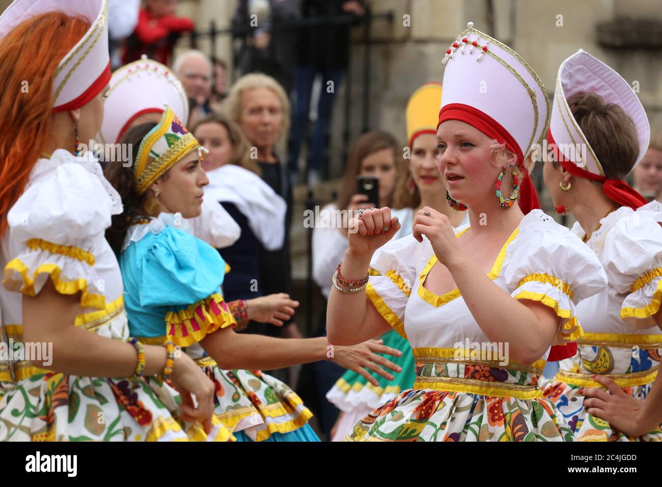Los bailarines del grupo Afon Sistema actúan con vestimenta tradicional en Bath Carnival, Somerset, Inglaterra, Reino Unido.15 de julio,2017 Foto de stock