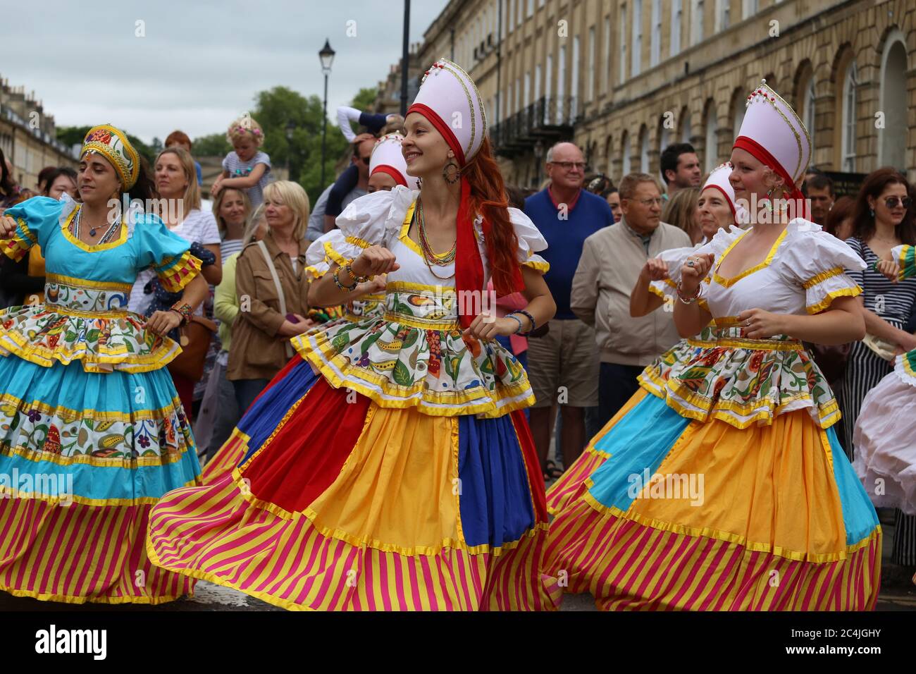 Los bailarines del grupo Afon Sistema actúan con vestimenta tradicional en Bath Carnival, Somerset, Inglaterra, Reino Unido.15 de julio,2017 Foto de stock