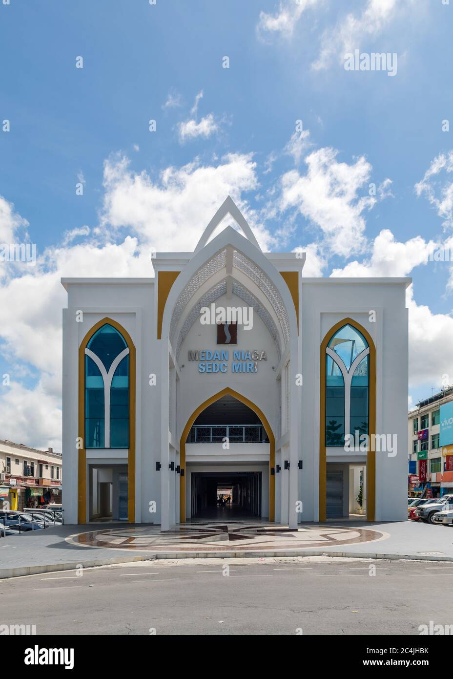 Miri, Sarawak, Malasia: "Medan Niaga", un edificio de estilo arquitectónico islámico de la Corporación de Desarrollo Económico de Sarawak (SEDC) Foto de stock