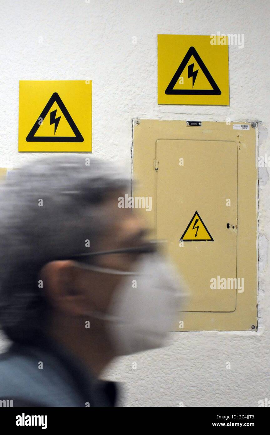Señal de riesgo eléctrico fotografías e imágenes de alta resolución - Alamy