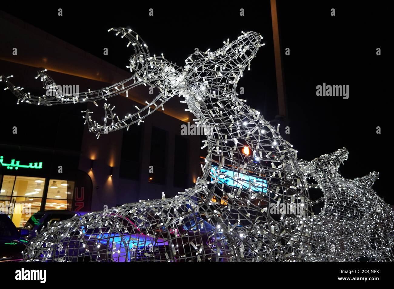 Renos brillantes hechos de alambre y bombillas. Decoraciones de Navidad