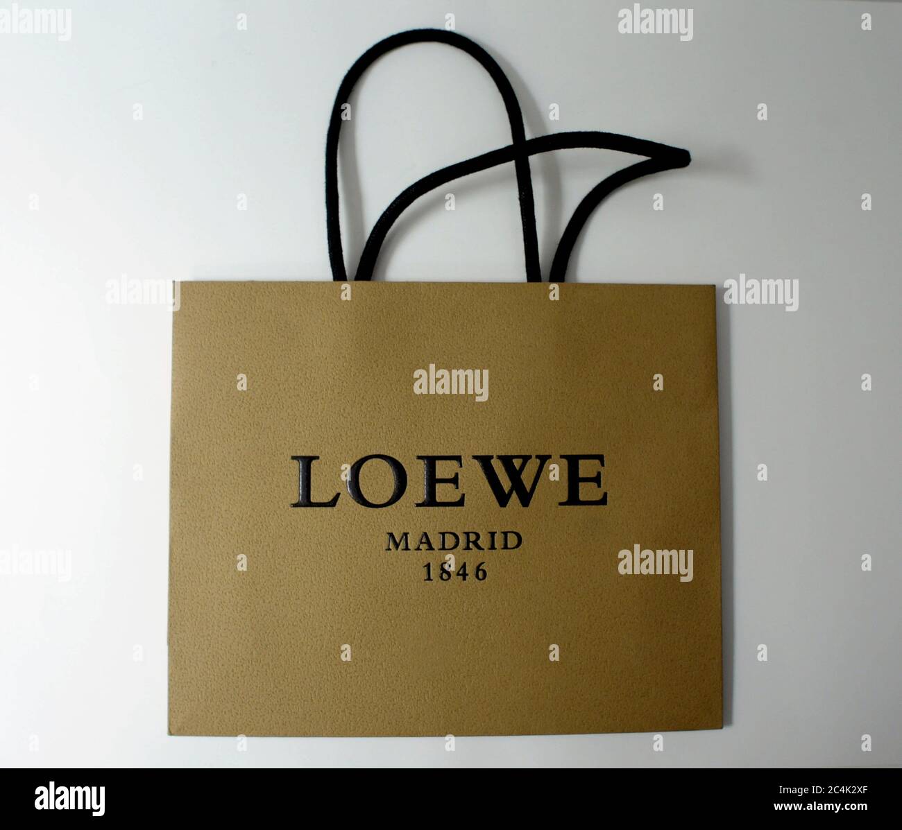 Bolsa de papel LOEWE. Diseño. Fundada en 1846, Loewe se acerca a 175 años  como la