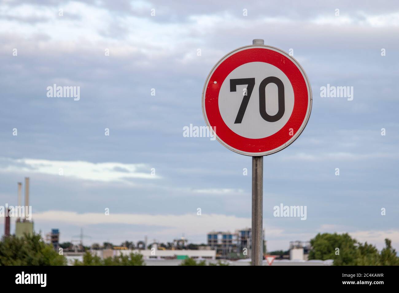 La señal de la carretera alemana de la zona 70 km / h en una zona rural, al aire libre Foto de stock