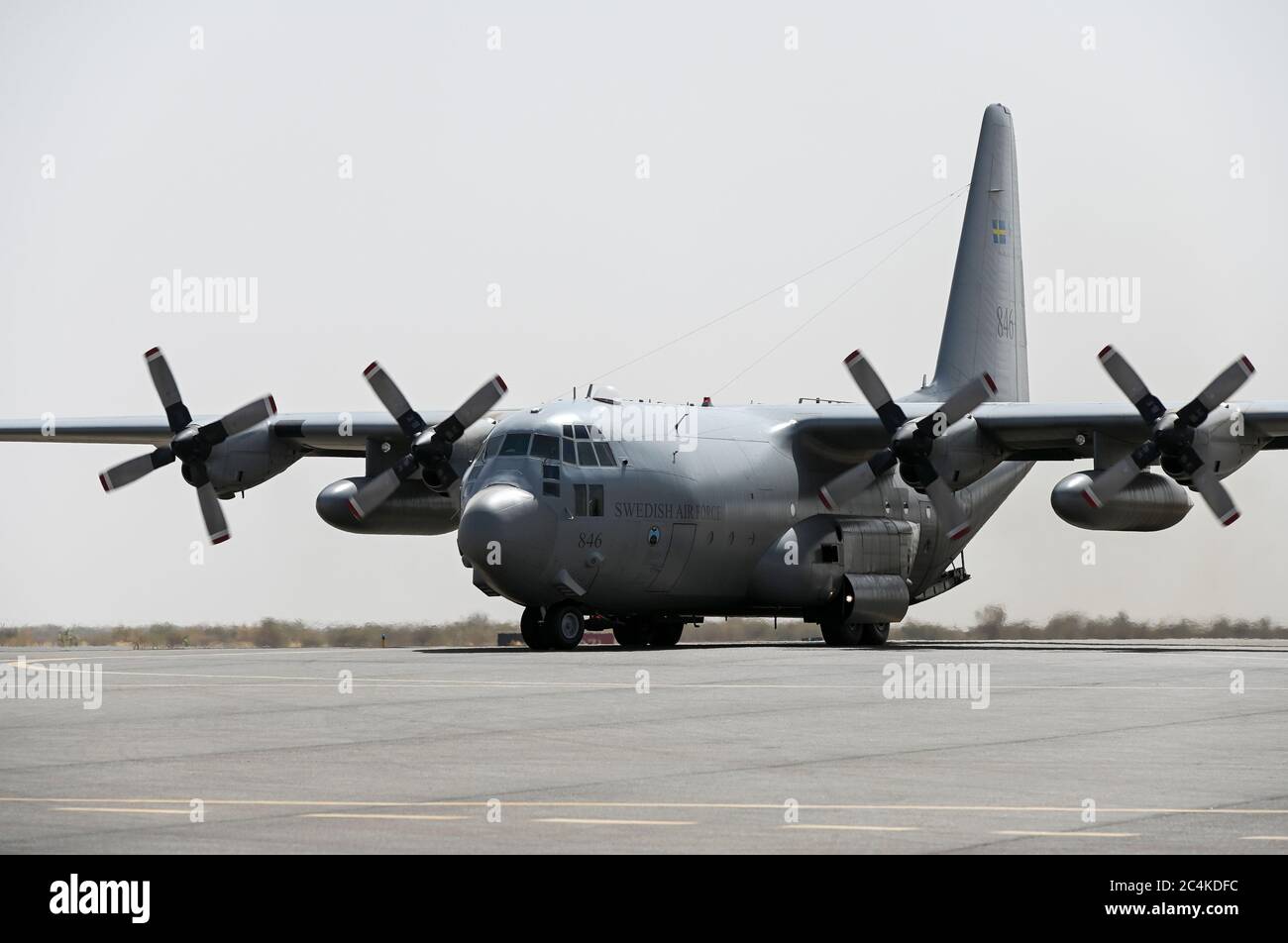 MALI, Gao, MINUSMA Misión de mantenimiento de la paz de la ONU, aeropuerto Gao, transporte de carga por la fuerza aérea sueca con Lockheed C-130 Hercules Foto de stock