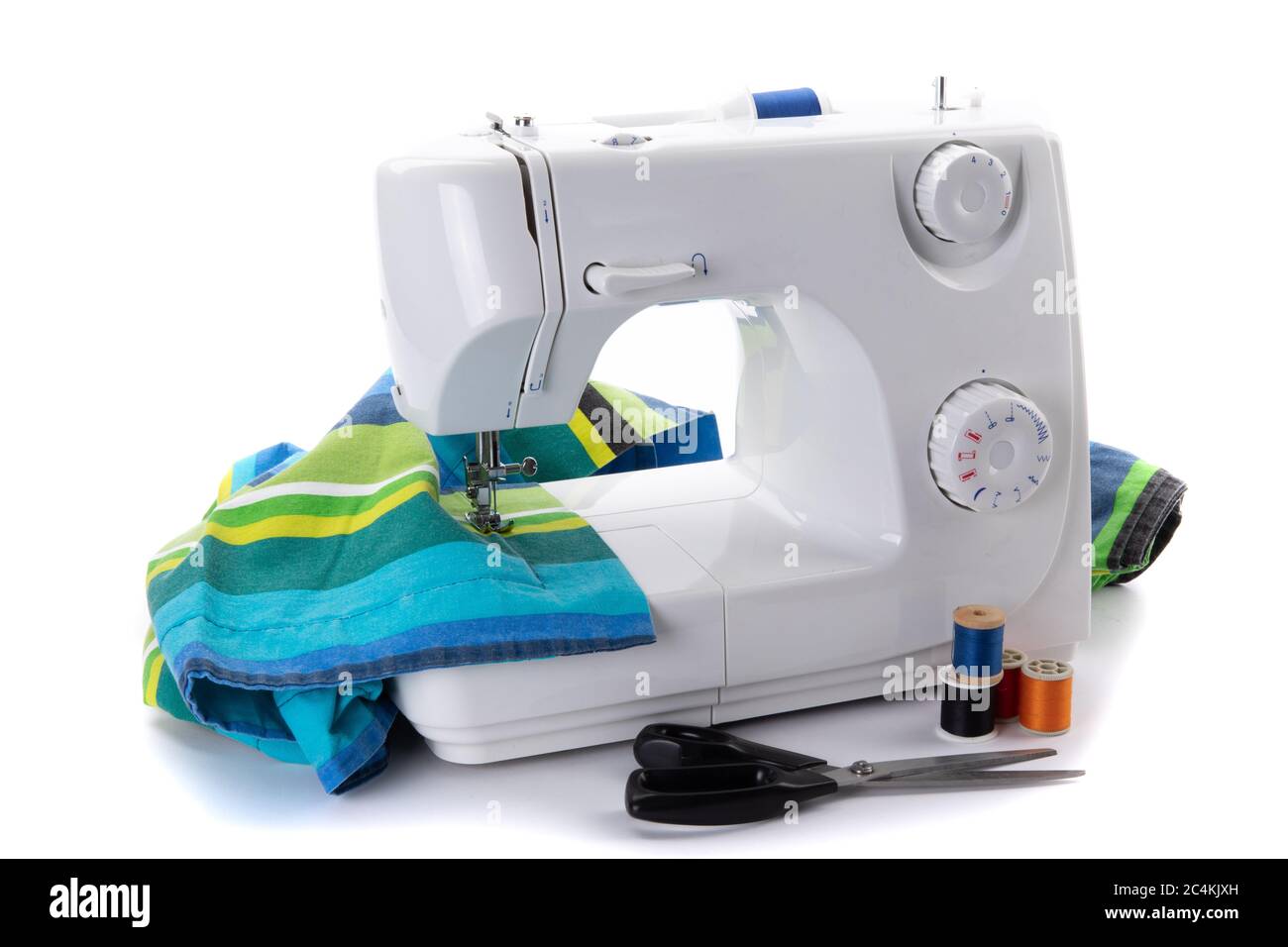 una máquina de coser eléctrica blanca cosiendo una costura en una