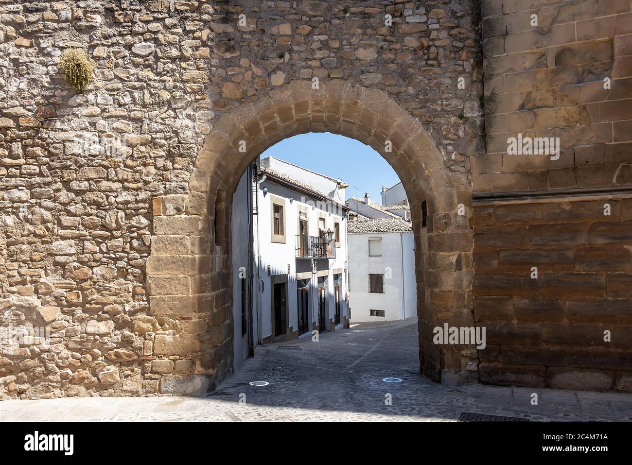 Arco de las Escuelas o de San León en la calle Conde Romanones, Baeza, provincia de Jaén, Andalucía, España Foto de stock