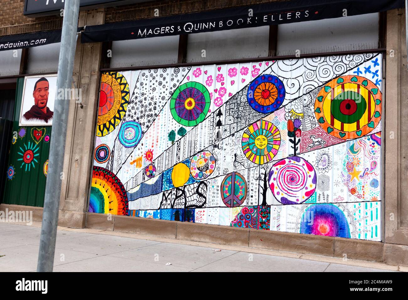 Símbolos geométricos redondos de colores en ventanas de contrachapado con paneles Magers Quinn Uptown Booksellers honrando la vida de George Floyd. Minneapolis Minnesota Minnesota Minnesota, EE.UU Foto de stock