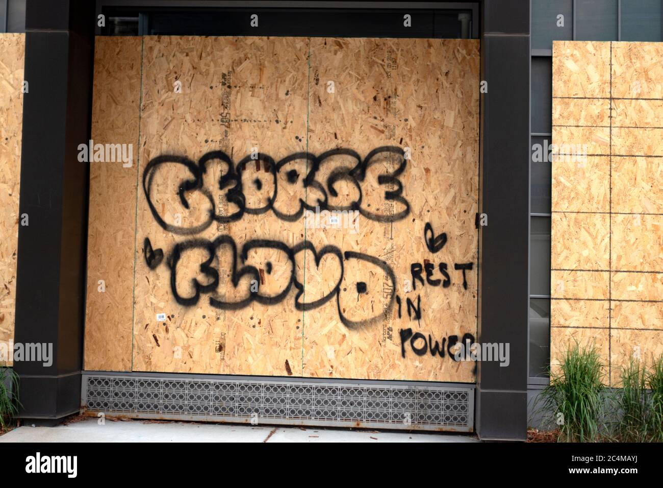 George Floyd resto en el poder declaración sobre la madera contrachapada en la ventana de Uptown respetando su vida y muerte. Minneapolis Minnesota Minnesota Minnesota, EE.UU Foto de stock