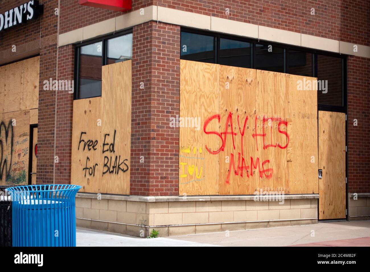 Di su nombre impreso en protectores de ventanas de contrachapado en el barrio de Uptown después de la muerte de George Floyd. Minneapolis Minnesota Minnesota Minnesota, EE.UU Foto de stock