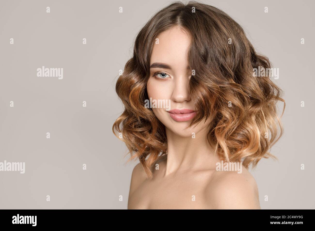 Retrato de una mujer con cabello rizado. Corte de pelo corto. Concepto de  cuidado del cabello Fotografía de stock - Alamy