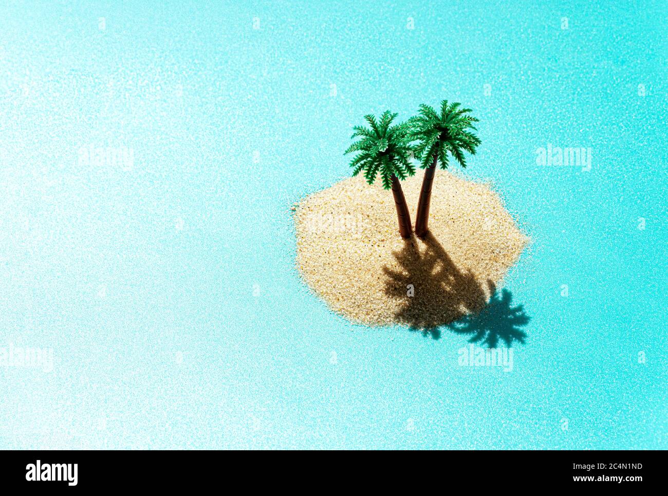 Isla tropical de juguete en miniatura con palmeras en el océano. Efecto de  luz solar fuerte, espacio de copia. Creativo concepto de vacaciones de  verano Fotografía de stock - Alamy