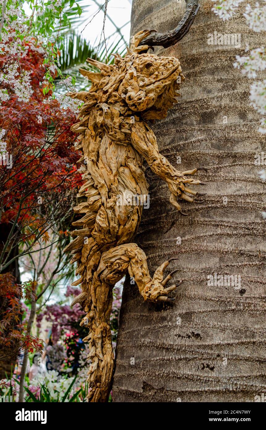 Tallado de madera de un lagarto en los Jardines de Singapur por el Cúpula de flores de la bahía Foto de stock