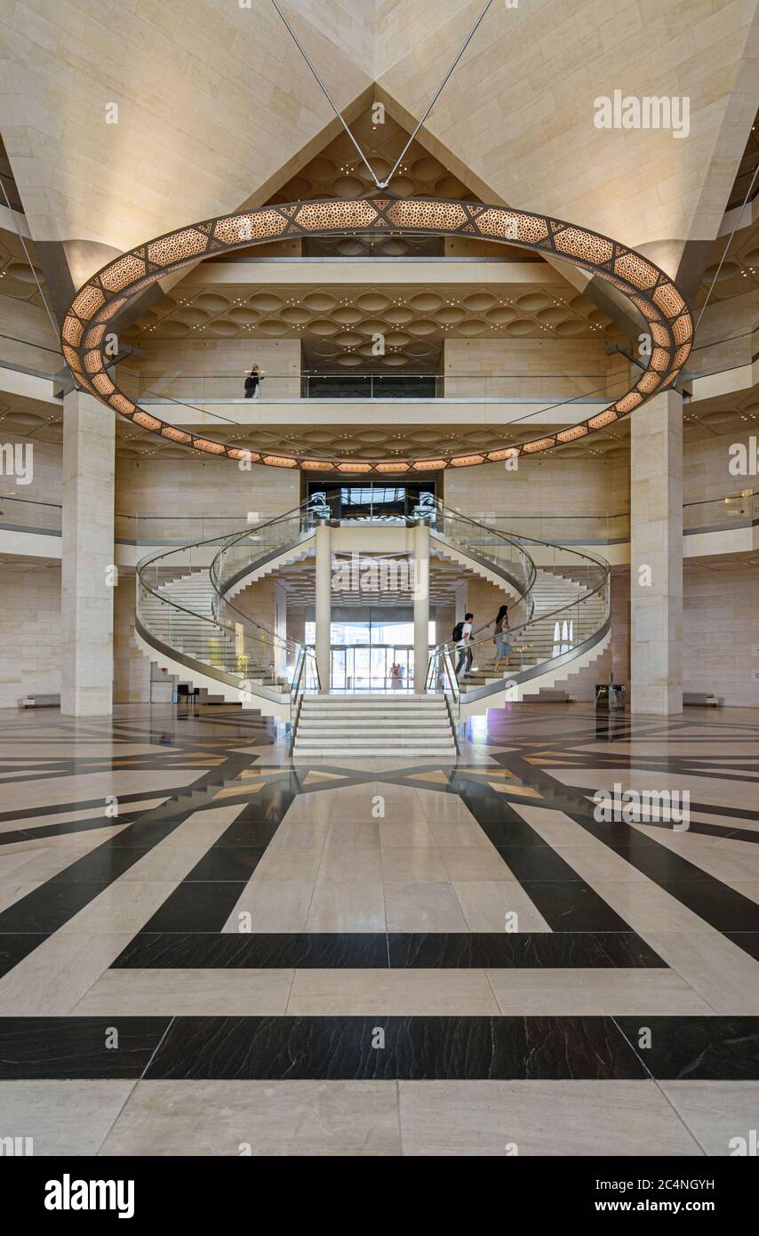 Interior del vestíbulo principal y escalera de caracol del Museo de Arte Islámico, Doha, Qatar Foto de stock