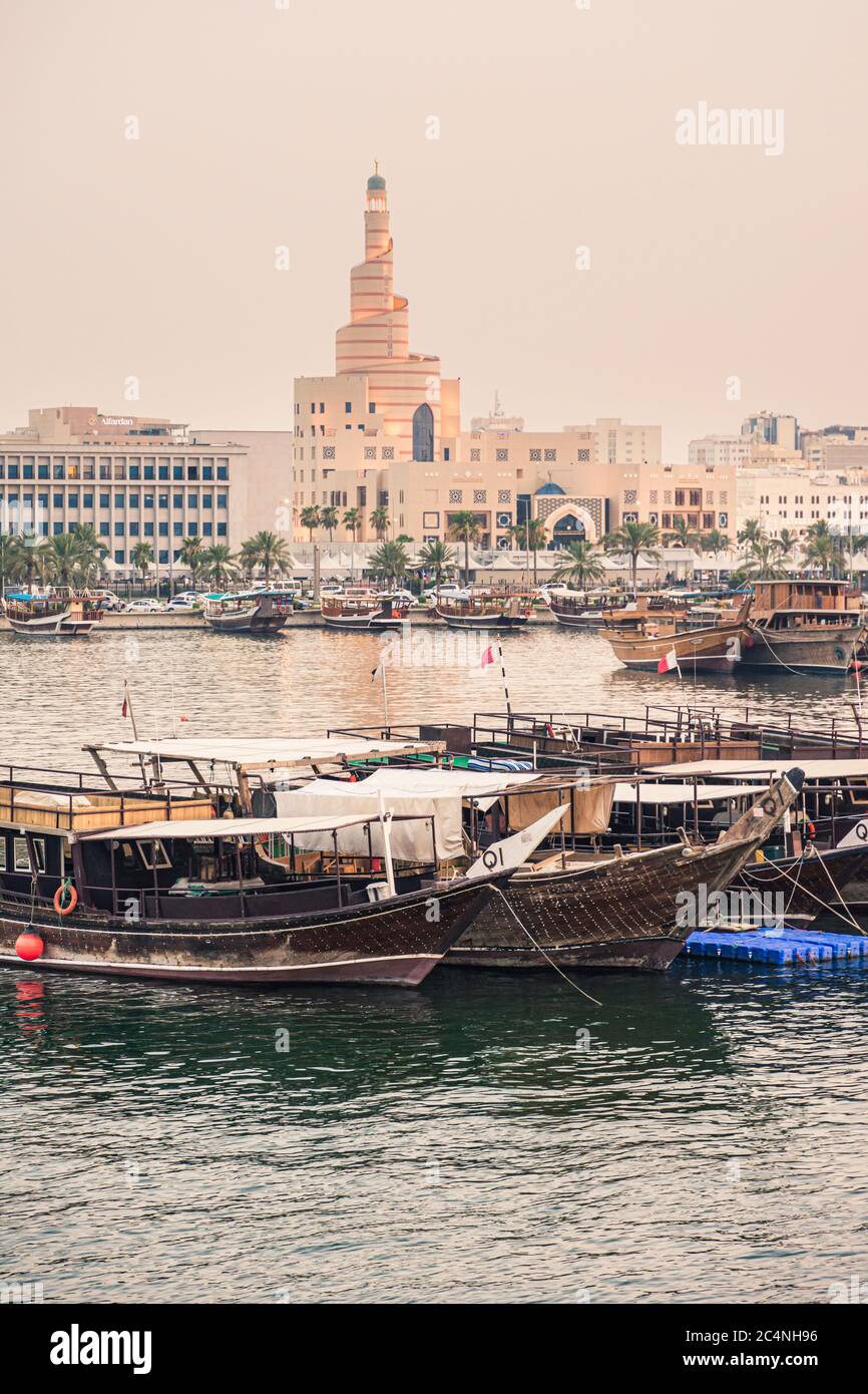 El puerto de Dhow, que se ve en la torre espiral del Centro Cultural Islámico Sheikh Abdulla Bin Zaid al Mahmoud, Doha, Qatar Foto de stock