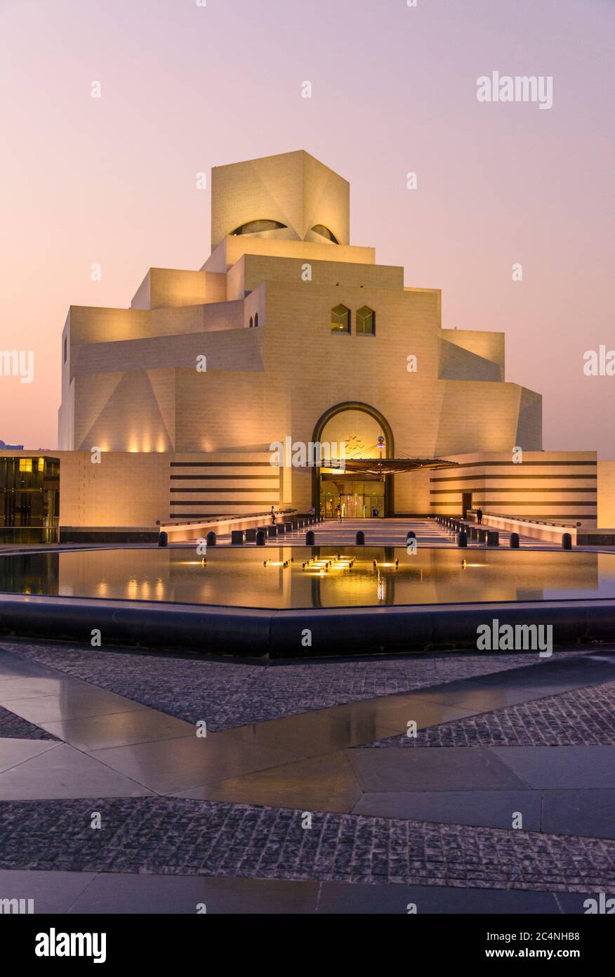 Puesta de sol sobre el Museo de Arte Islámico, Doha, Qatar Foto de stock