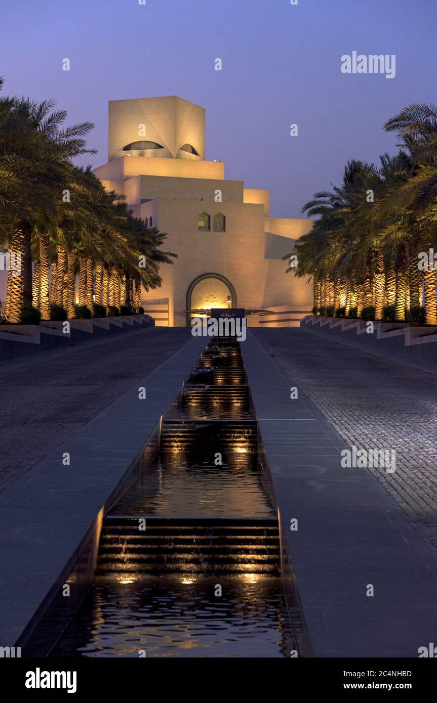 Las vistas nocturnas del agua central incluyen la entrada al Museo de Arte Islámico, Doha, Qatar Foto de stock