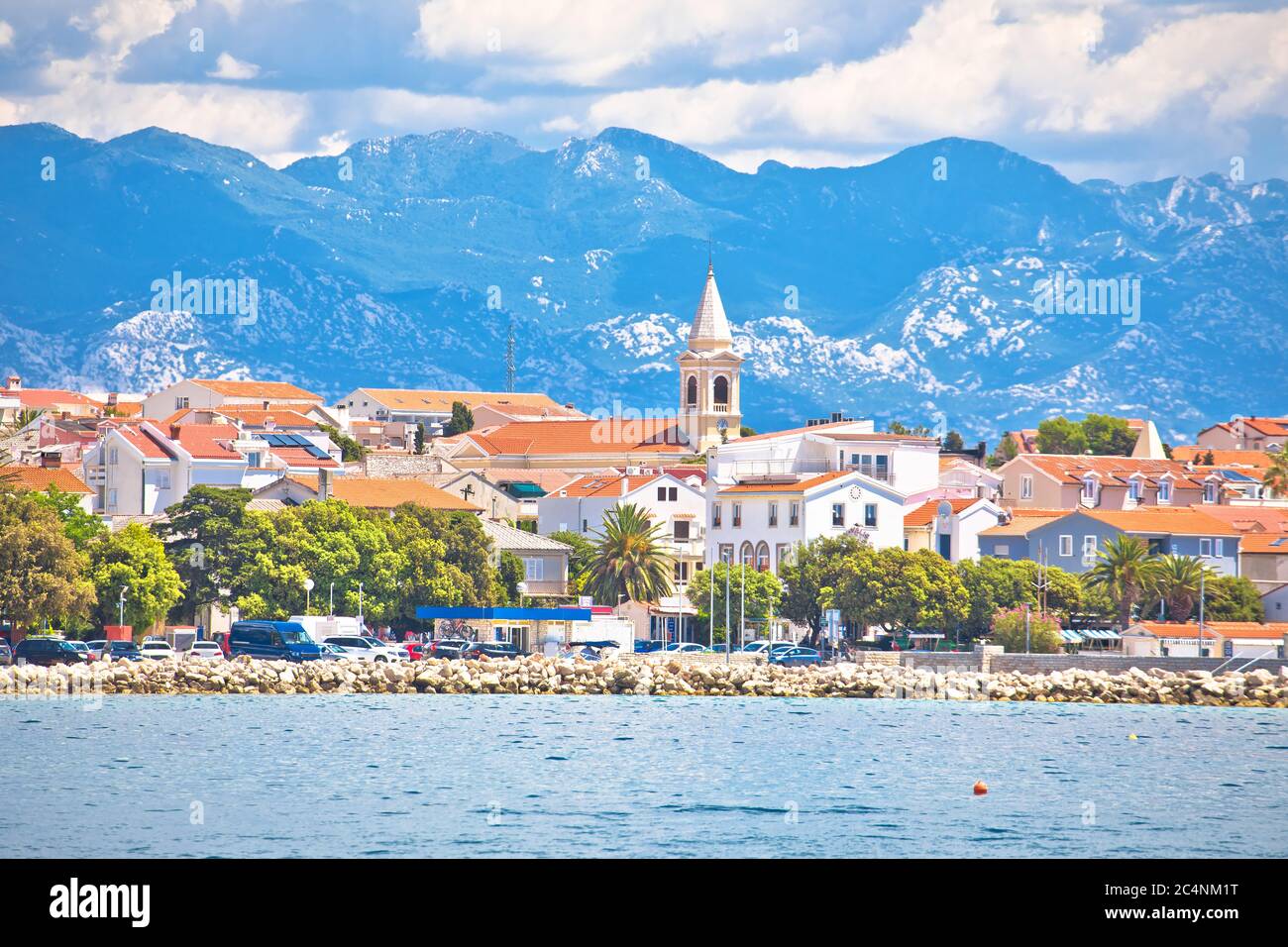 Ciudad de Novalja vista al mar, isla Pag, Croacia Foto de stock