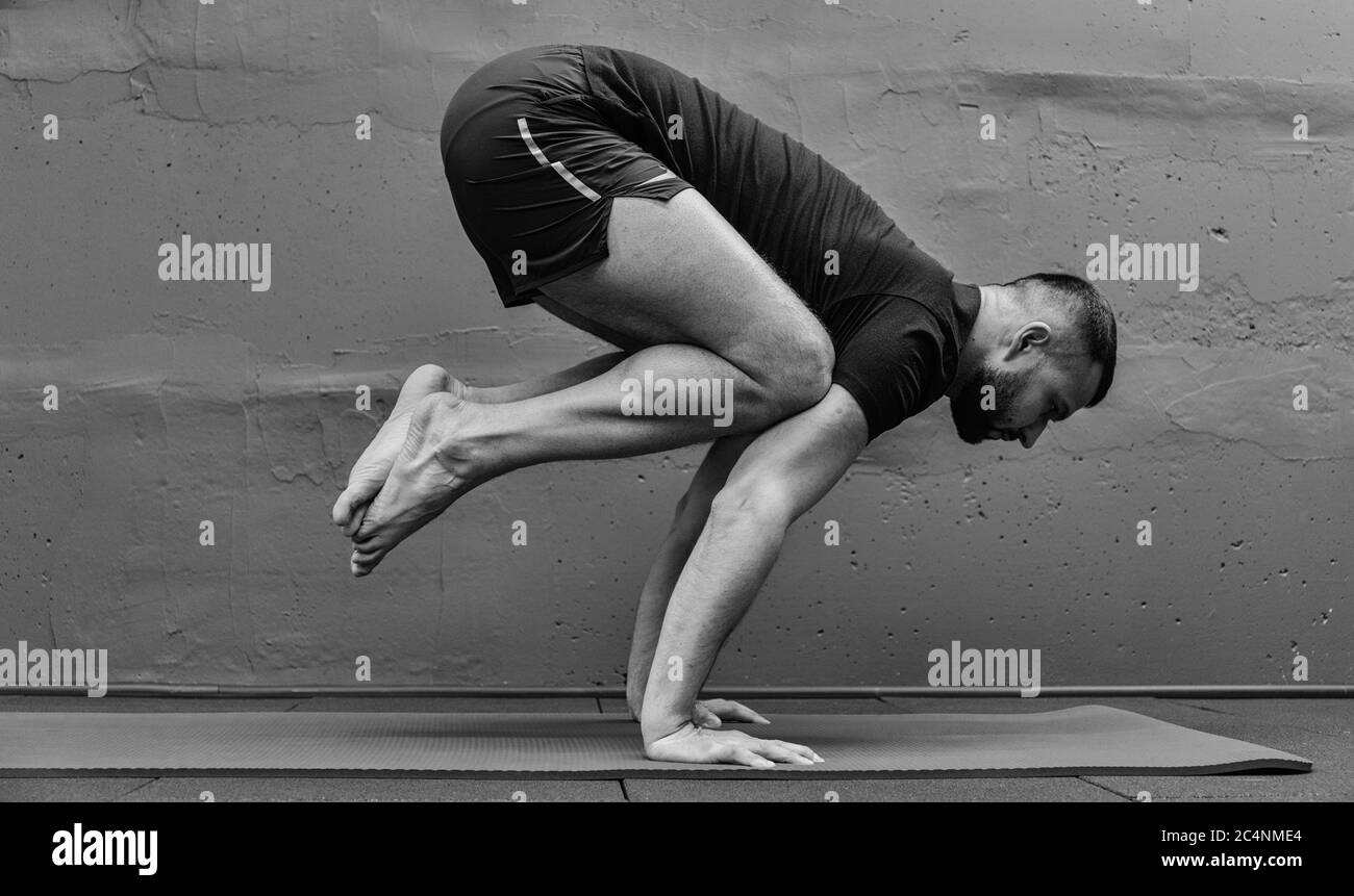 Versión Blanco Y Negro De Pies Y De Pesas De Gimnasia Después De Un  Entrenamiento Casero En Una Estera De La Yoga Imagen de archivo - Imagen de  intensidad, bobo: 154373419