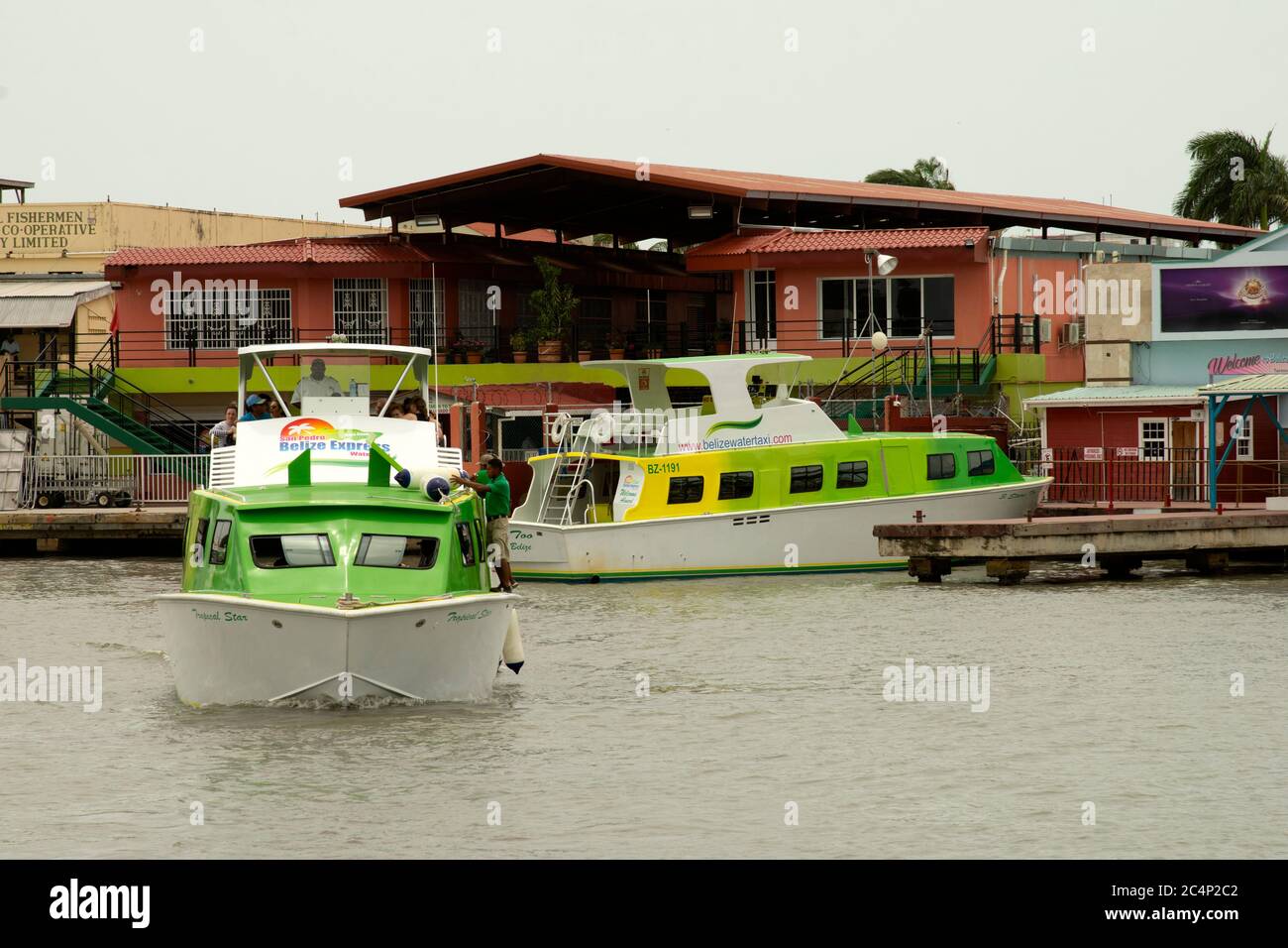 Ferry o taxis acuáticos en la terminal, San Pedro Belize Express Water