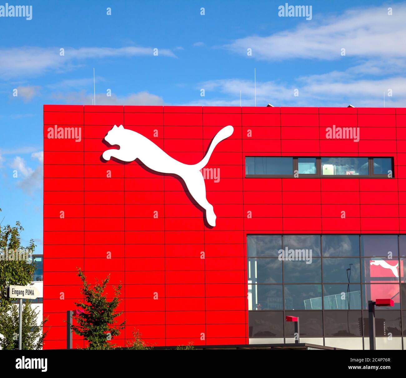 Herzogenaurach, Alemania - AUG 13, 2017: Puma logo en una fachada. Puma es  una importante multinacional alemana que produce calzado deportivo y casual  Fotografía de stock - Alamy