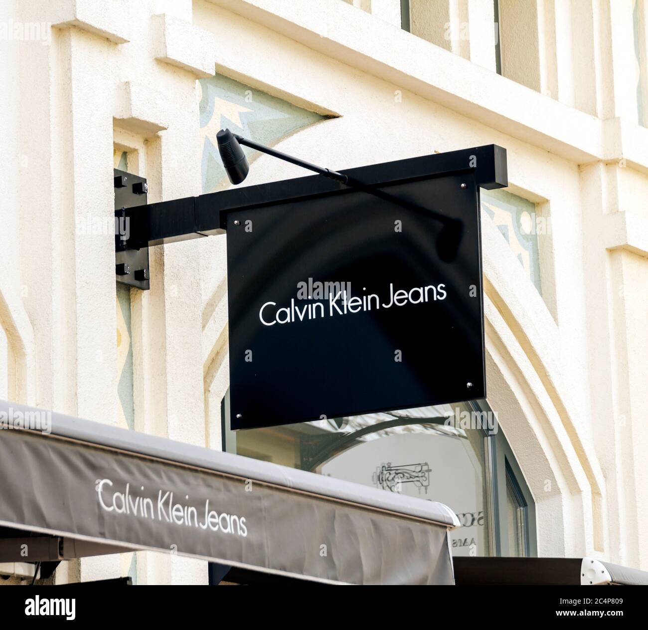 Ingolstadt, Alemania: Fachada de una tienda Calvin Klein; Calvin Klein, Inc.  Diseña y comercializa prendas de colección de diseñadores para mujeres y  hombres y una ran Fotografía de stock - Alamy