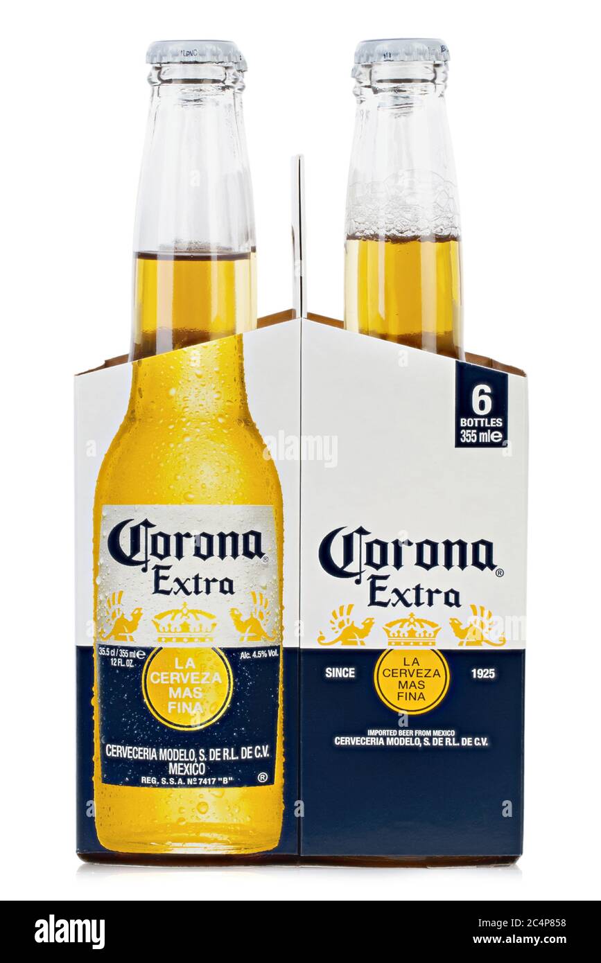 Ucrania, Kiev - 03 de junio de 2020: Un paquete de 6 cervezas Corona Extra  aisladas sobre fondo blanco, vista lateral. Corona es la cerveza importada  más popular en el Fotografía de stock - Alamy