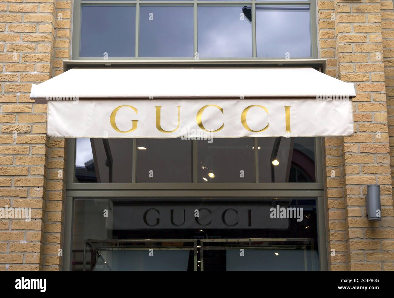 Ingolstadt, Alemania : Tienda Gucci. Gucci, una Marca italiana de moda y  artículos de cuero, fue fundada por Guccio Gucci en Florencia en 1921. Gucci  tiene alrededor Fotografía de stock - Alamy