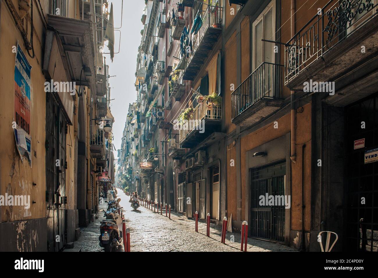 Moto en un callejón en el centro de la ciudad de Nápoles. Esta zona pertenece a un lugar declarado Patrimonio de la Humanidad por la UNESCO como parte del centro histórico de la ciudad de Nápoles. Foto de stock
