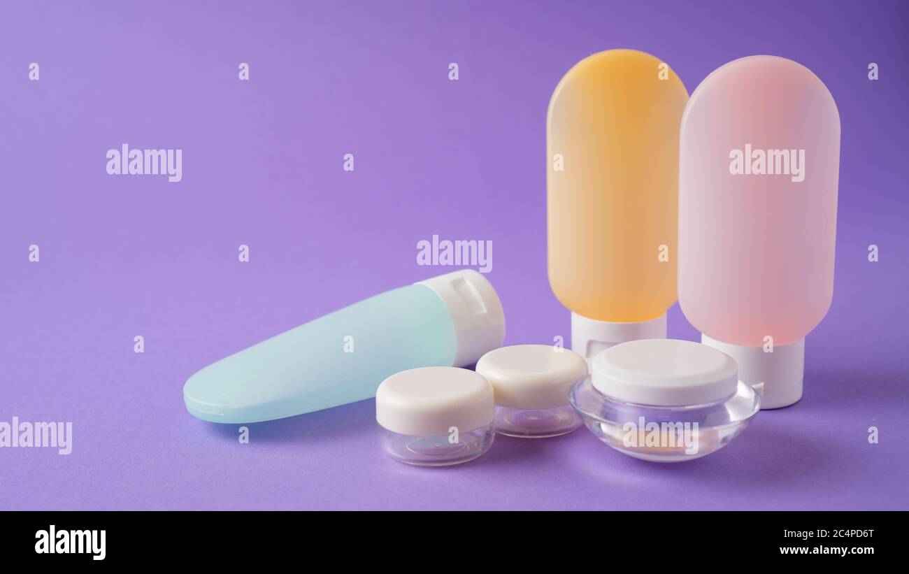 cosas esenciales para llevar. kit de viaje esencial. kit de aseo. pequeños  contenedores cosméticos para viajar Fotografía de stock - Alamy
