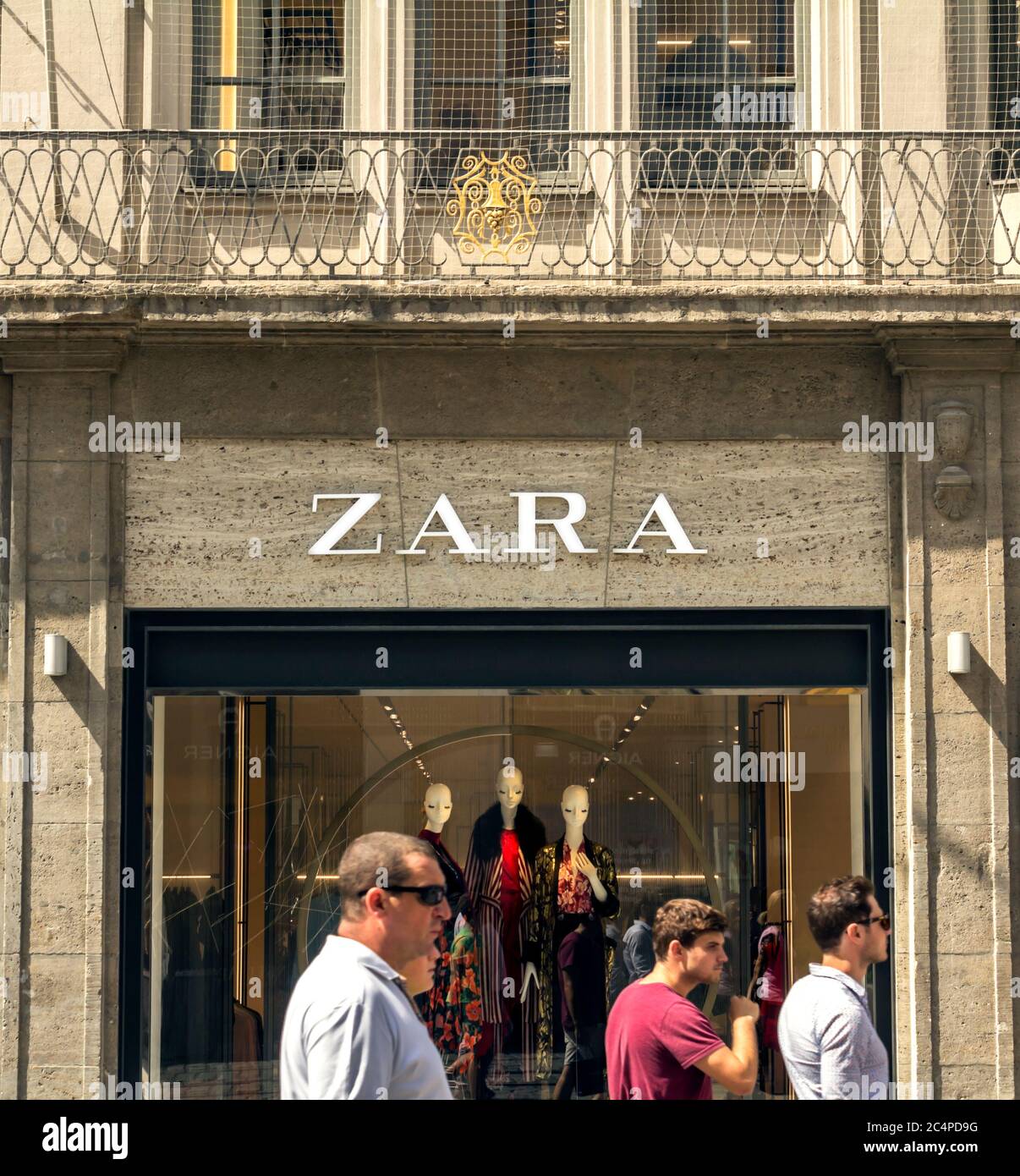 Munich, Alemania : signo de Zara en Madrid. Zara es minorista español de  ropa y accesorios Fotografía de stock - Alamy