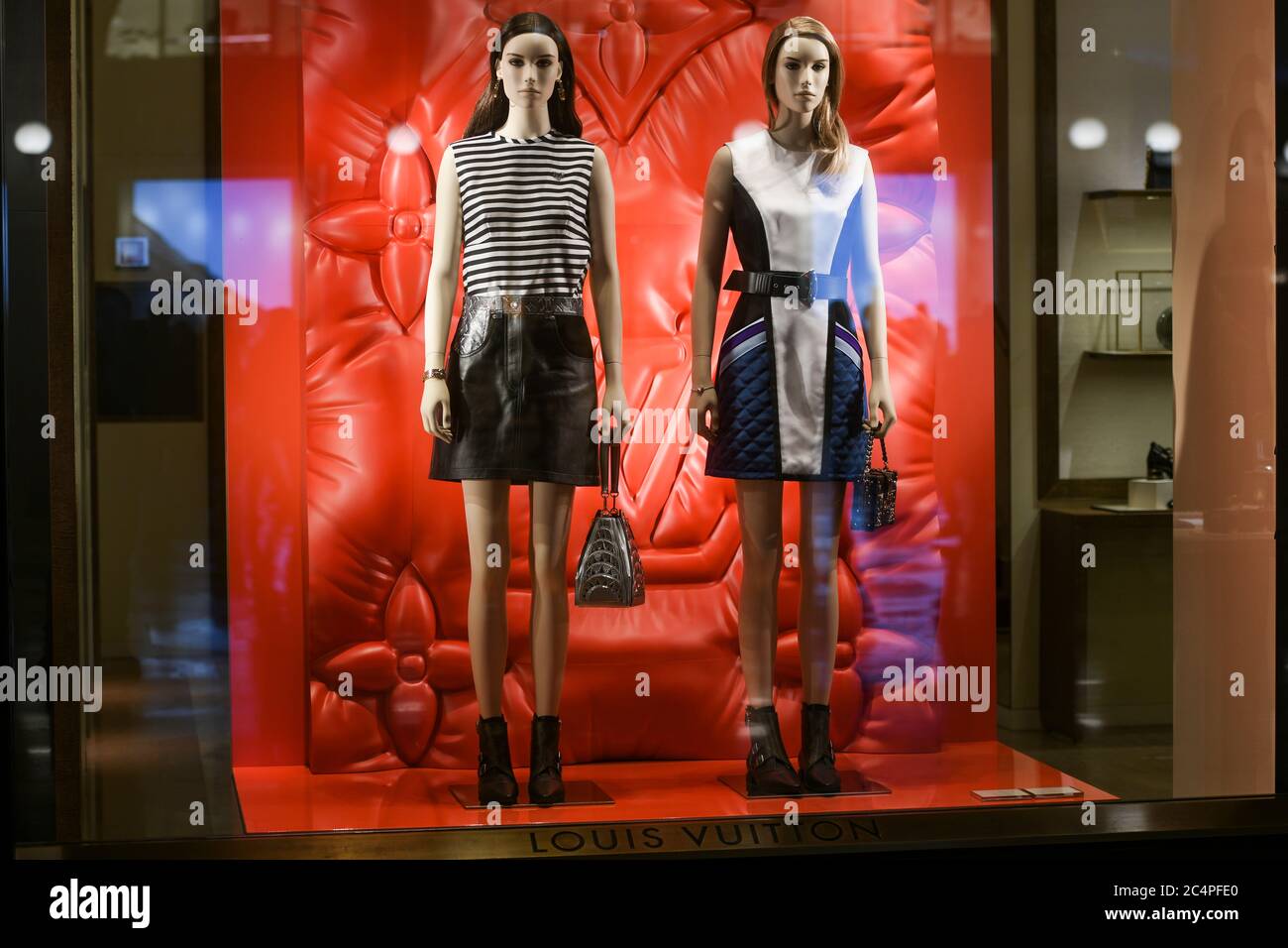 Milán, Italia - 13 de enero de 2020: Louis Vuitton muestra de trajes de  mujer Fotografía de stock - Alamy