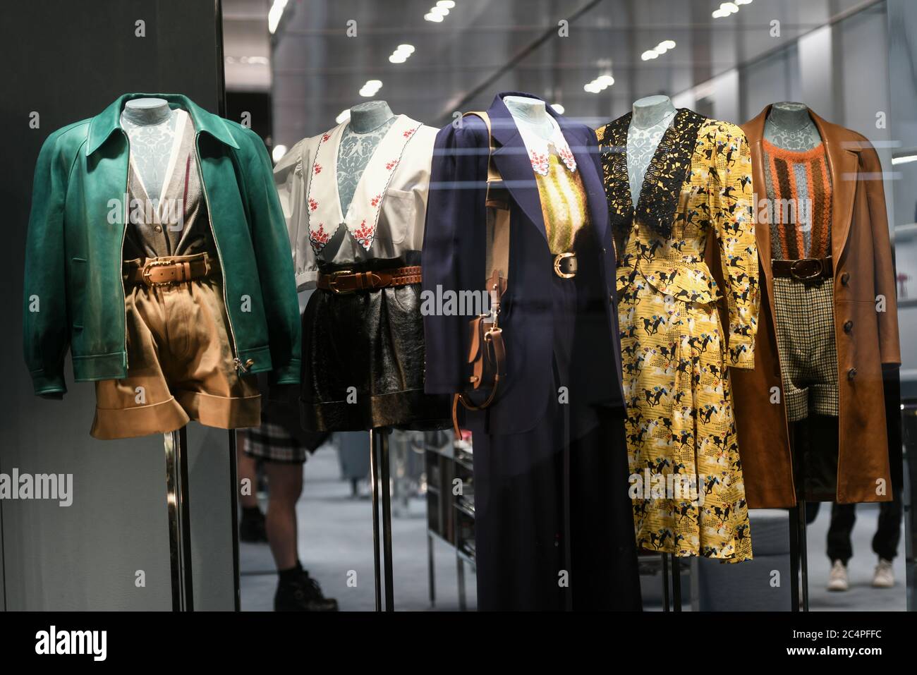 Milán, Italia - 13 de enero de 2020: Miu Miu ropa de mujer detalle de  escaparate Fotografía de stock - Alamy