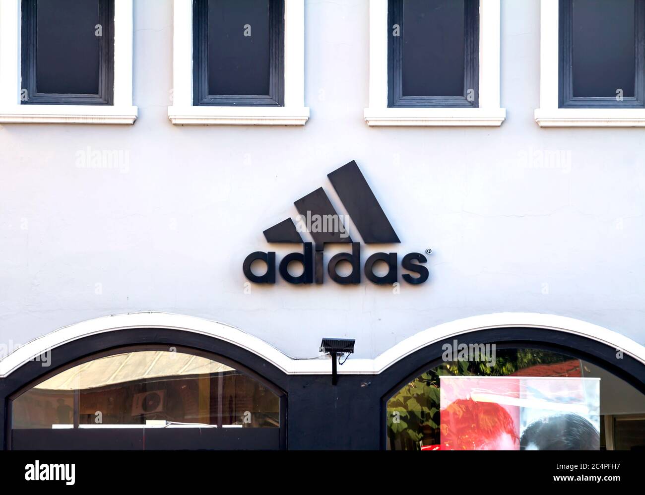 locutor Lima crecer Edirne, Turquía :tienda ADIDAS. Adidas AG es una corporación multinacional  alemana que diseña y fabrica zapatos, ropa y accesorios deportivos  Fotografía de stock - Alamy