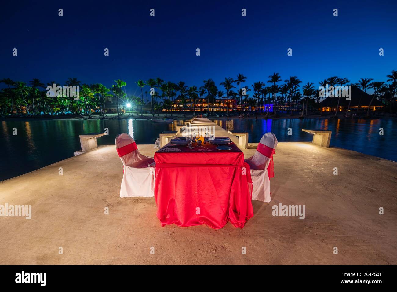 Cena romántica en la playa. Celebrando luna de miel en la isla exótica. Foto de stock