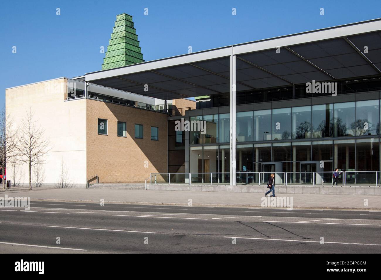 Vista de la moderna Escuela de Negocios, parte de la Universidad de Oxford, Oxfordshire, Inglaterra. Visto desde el sendero público. Foto de stock