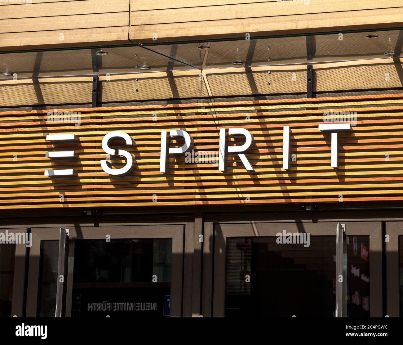 Furth, ALEMANIA: Logotipo Esprit en un frente de tienda. Esprit es un  fabricante de ropa, calzado, accesorios, joyería y artículos de casa bajo  el Esprit l Fotografía de stock - Alamy