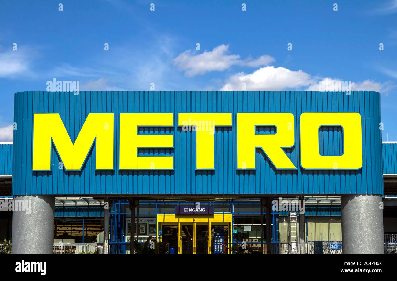 Nurnberg, Alemania: Metro logo, fachada de un supermercado. Metro Cash and  Carry es un líder internacional en el comercio mayorista de autoservicio  Fotografía de stock - Alamy